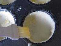 A kivágott karikákat muffin formába rakjuk, és...