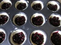 A ribizlit szétosztjuk a muffin formákba....