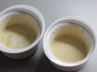 A kis tepsiket (ramekin) kenjük ki vajjal és...