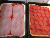 A paradicsompürére rárakjuk a sonkát és a...
