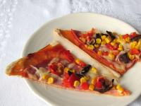 A megsült pizzát felszeleteljük és tálaljuk....
