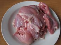 A csirkecombokat kicsontozzuk, megmossuk......