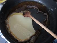Egy nagyobb lábasban cukrot karamellizálunk,...