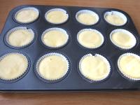 A muffin formákba papírkosárkákat helyezünk,...