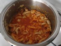 Felöntjük vízzel, lassan hozzáadjuk a chillit,...