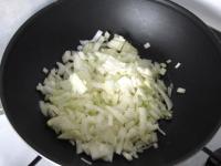 A hagymát megtisztítjuk, finomra vágjuk és...
