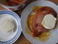 A mozzarella sajtot két felé vágjuk laposra. A...