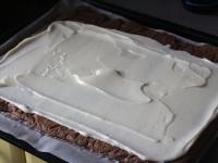 A tölteléket rákenjük a piskótára......