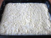 Kizsírozzuk a sütőlapot (42X32 cm) , és...