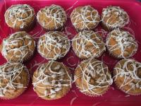 Díszítsük a kihűlt muffint olvasztott fehér...