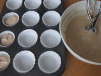Fagylaltszedő segítségével a tésztát muffin...
