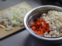 A hagymát megpucoljuk és apróra vágjuk fel. A...
