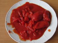 A konzerv paradicsomot felszeleteljük és a...