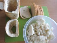 A szeletelt szendvics kenyérből késsel...