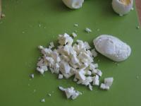 A mozzarella sajtot apróra vágjuk....