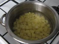 A krumplit meghámozzuk, kisebb kockákra vágjuk,...