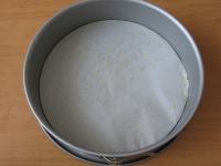 A tortaforma (26 cm) alját sütőpapírral...