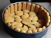 A kerek tortaformát kibéleljük piskótával....