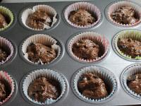 A tésztát muffin kosárkákba rakjuk....
