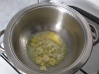 A céklát meghámozzuk és kis kockákra...