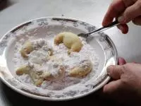 Sütés után még melegen megforgatjuk...