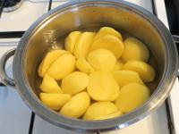 Kisebb krumplikat meghámozzunk, megmosunk és...