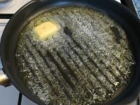 Egy nagyobb serpenyőben vajat olvasztunk és...