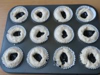 Minden egyes muffinba, belenyomunk egy szilvát....