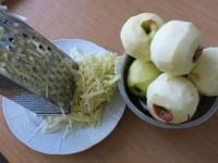 Az almát meghámozzuk és vastagon lereszeljük....