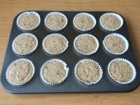 Osszuk el a tésztát a muffin formába helyezett...