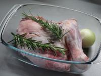 A húst a sütőbe helyezzük , felöntjük...