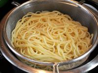 A megfőtt spagettit leszűrjük és leöblítjük...