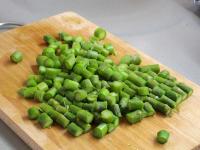 A spárga többi részét kisebb darabokra...