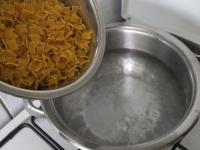 A tésztát sós vízben kifőzzük. Leszűrjük,...