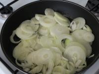 A hagymát megpucoljuk, vékony karikákra vágjuk...