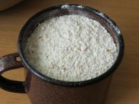 Egy bögrébe (250 ml) beleszórjuk a lisztet....