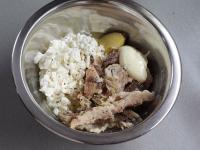 Egy tálba belerakjuk a a makrélát az olajat...