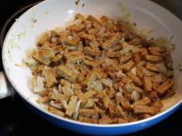 A hagymához adjuk hozzá a szeletelt tempeh -t,...