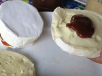 A sajtot félbevágjuk és az egyik oldalát...