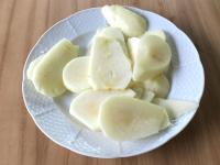 A körtéket meghámozzuk és szeletekre vágjuk....
