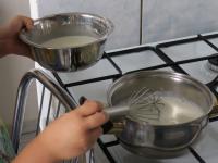 Egy tálban kukorica keményítőt keverünk el a...