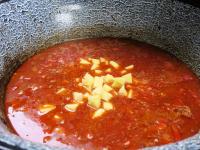 A burgonyát meghámozzuk és kockákra vágjuk....