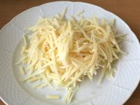 A sajtot vastagra reszeljük....