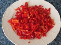 A paprikát apró darabokra szeleteljük fel....