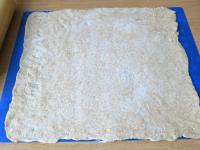 ... és kb 1,5 cm vastagra kinyújtjuk.

...
