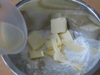 Egy tálba beleöntjük a lisztet, hozzáadjuk a...