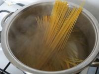 A spagettit megfőzzük nagyobb mennyiségű sós...