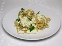A szószt ráöntjük a spagettire és...