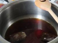 ...beletesszük a tea filtereket és levesszük a...