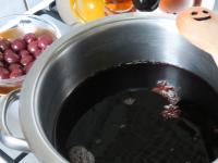 ...hozzáadjuk a fahéjat, csillagánizst, és a...